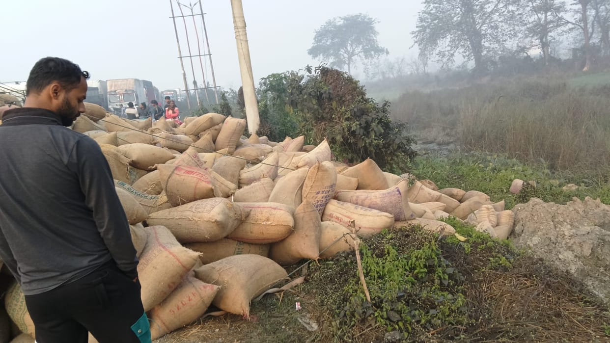 A trailer carrying paddy overturned on the highway, halting traffic for five hours.
