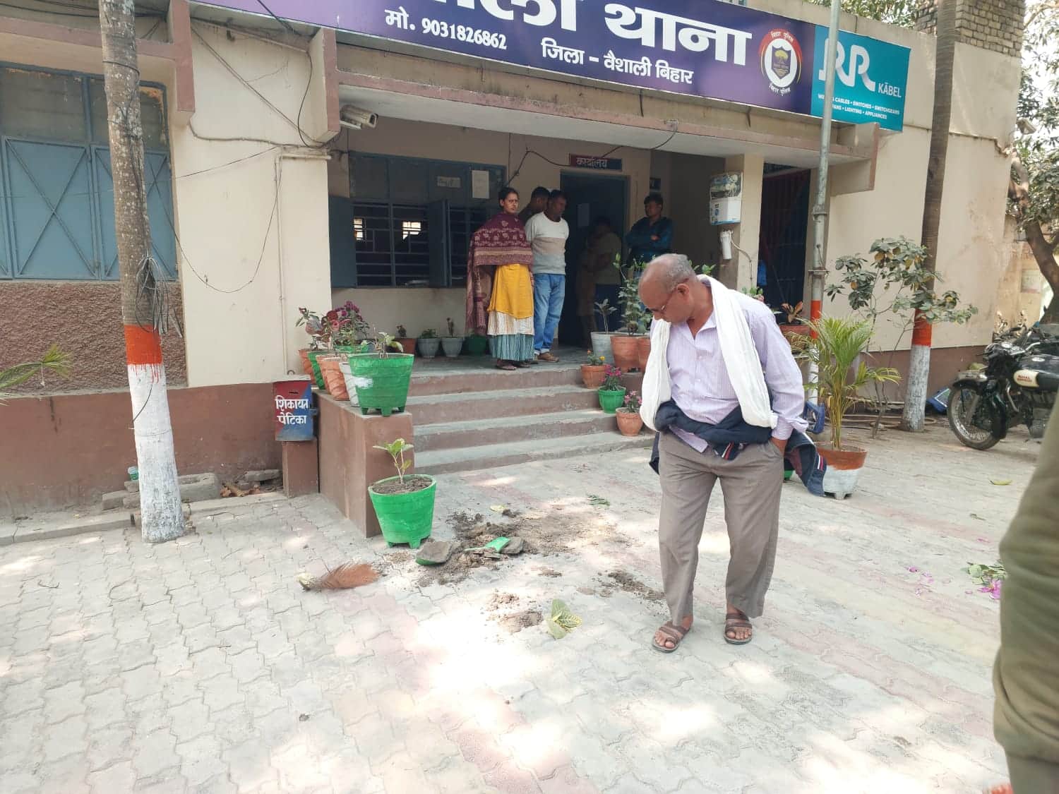 थाना परिसर में बिखरे समान