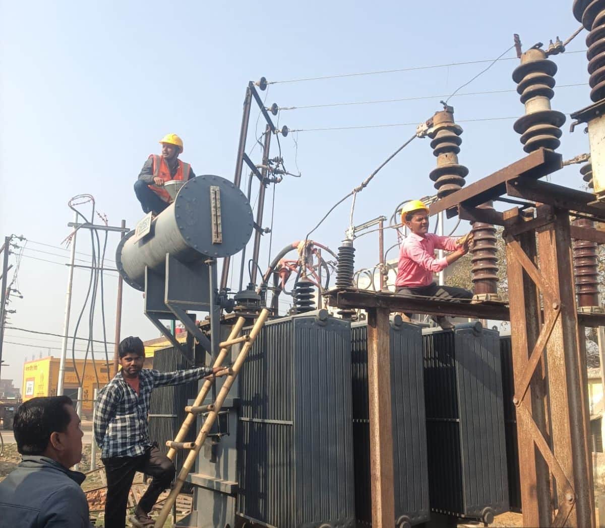 उघैती उपकेंद्र पर कार्य करते हुए कर्मचारी। स्त्रोत विद्युत निगम