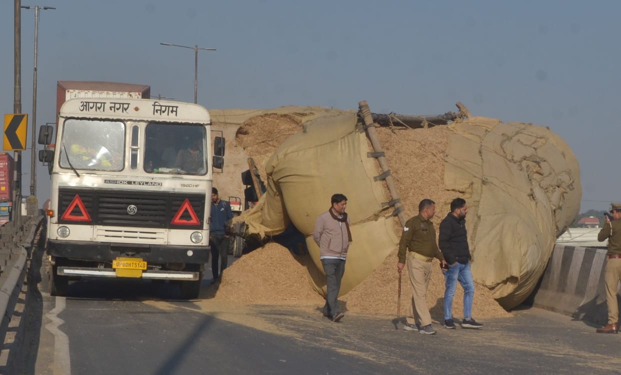 A tractor-trolley overturned on the Waterworks flyover, causing a massive traffic jam for 12 hours.