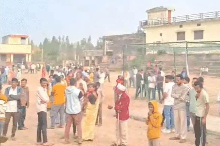 युवक-युवती के शव मिलने के बाद स्कूल परिसर में जुटी ग्रामीणों की भीड़