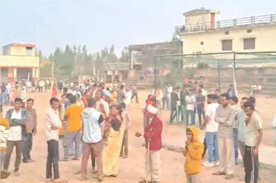 युवक-युवती के शव मिलने के बाद स्कूल परिसर में जुटी ग्रामीणों की भीड़