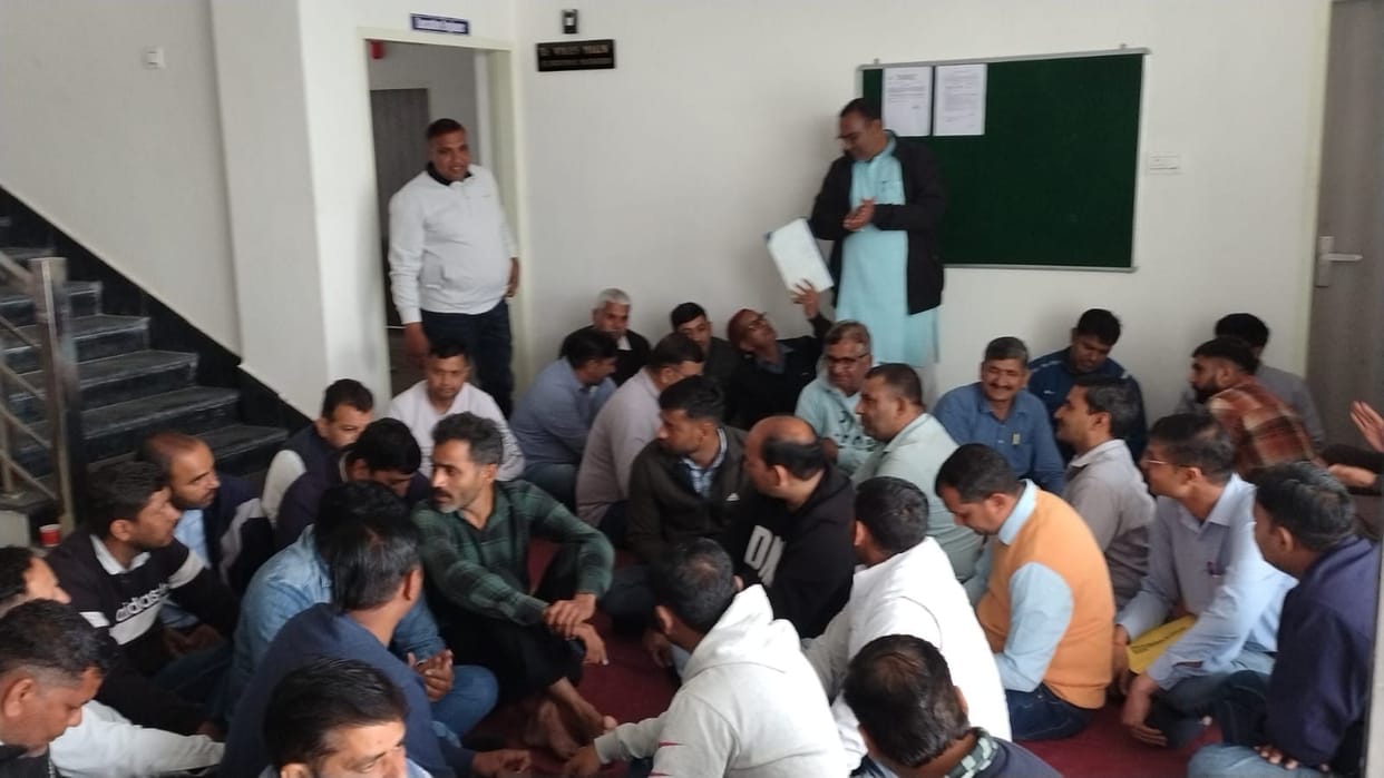 The union's protest against the executive engineer continued for the sixth day.