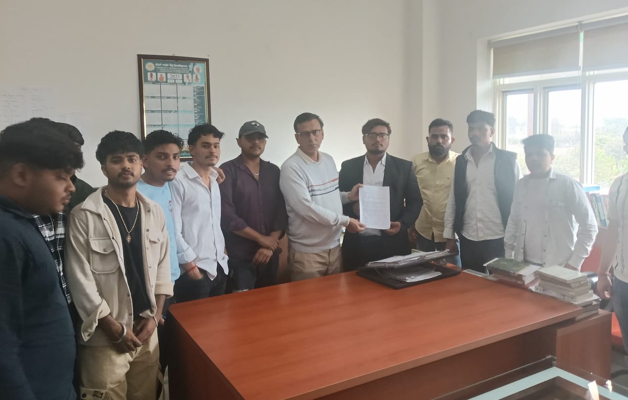 Students submitted a memorandum regarding the poor quality of food.Students submitted a memorandum regarding the poor quality of food.
