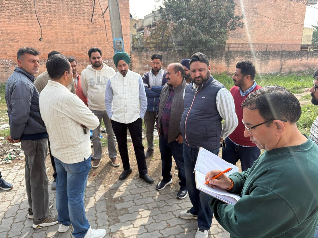 Seeing the mess in the grain market, the chairman got angry at the officials.