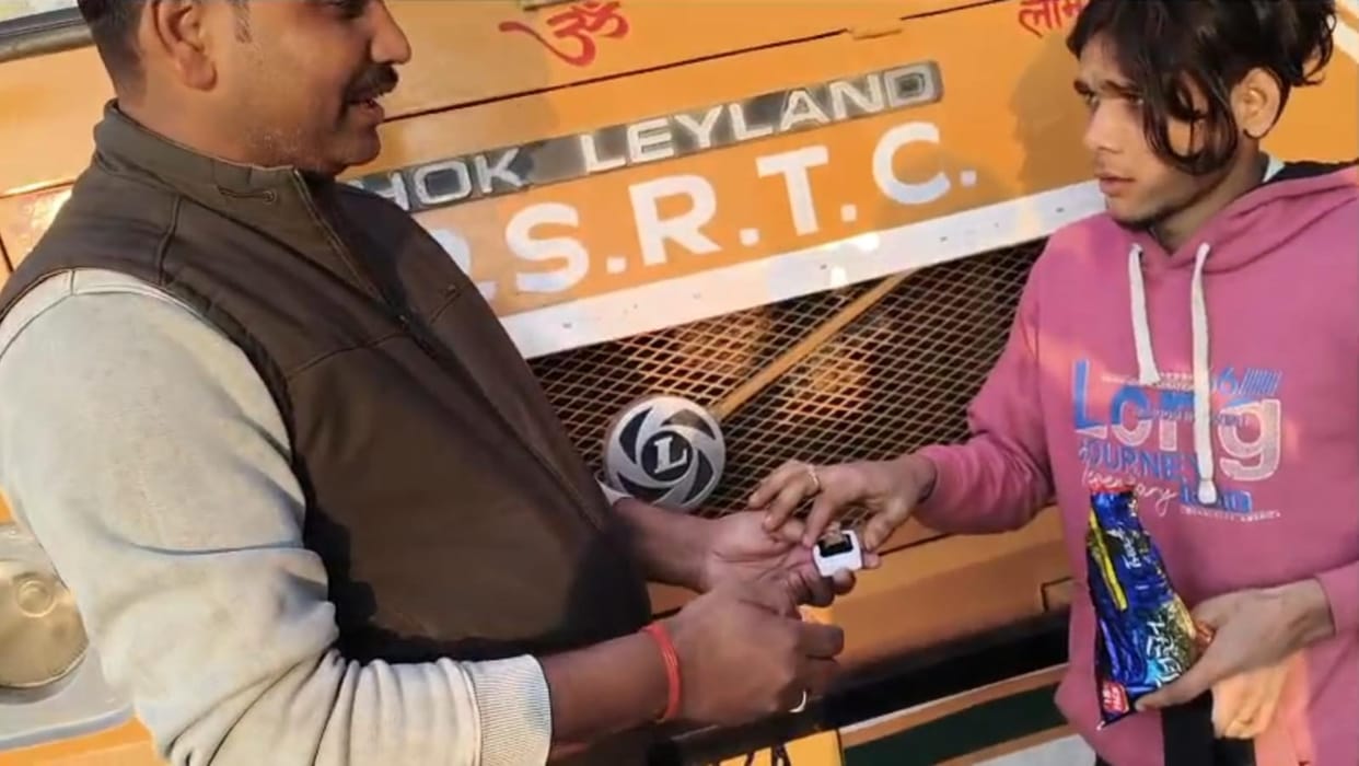 The operator returned the bag containing jewellery and cash to the passenger.