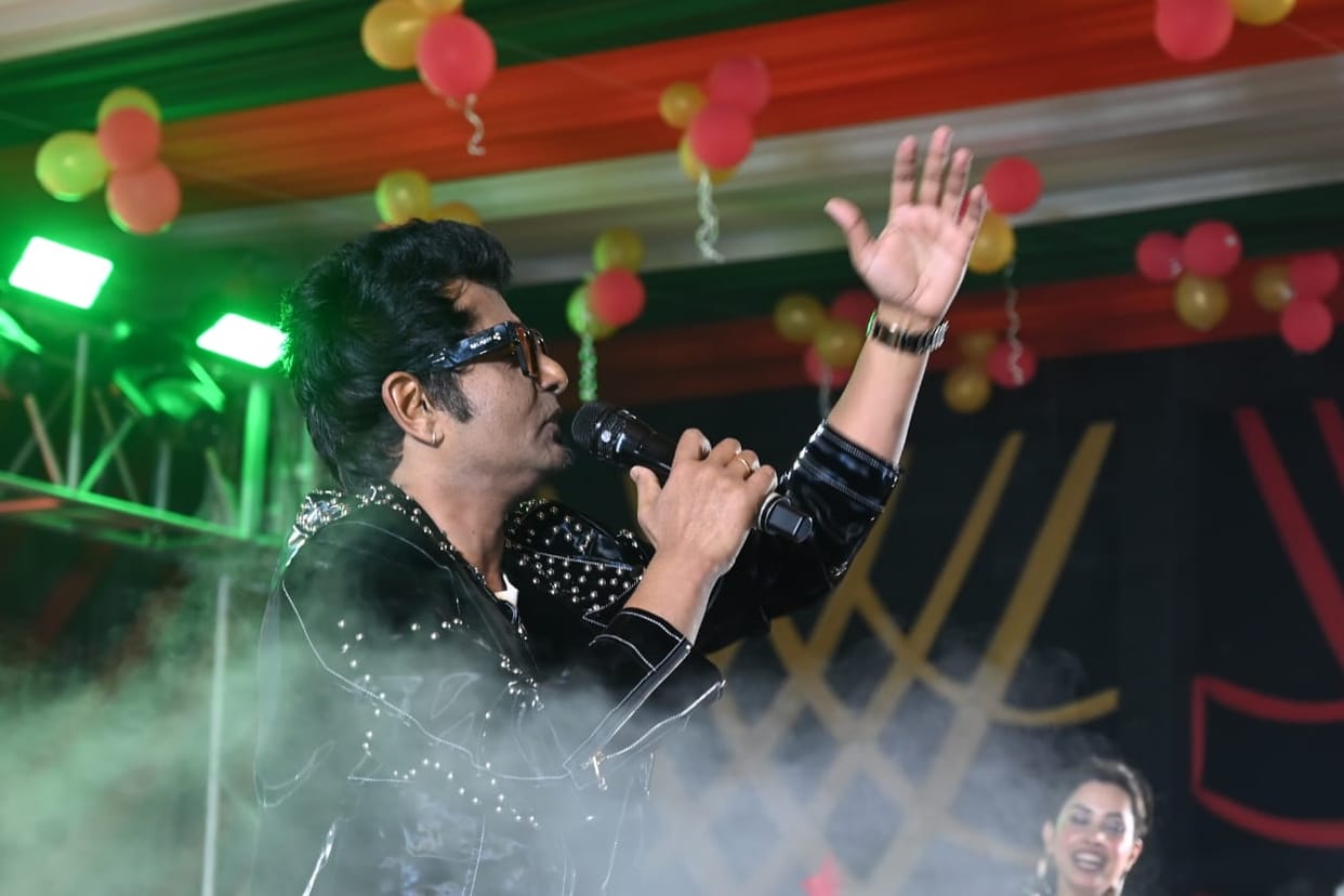 The audience danced to the song Jai Jai Shiv Shankar Kanta Lage Na Kankar