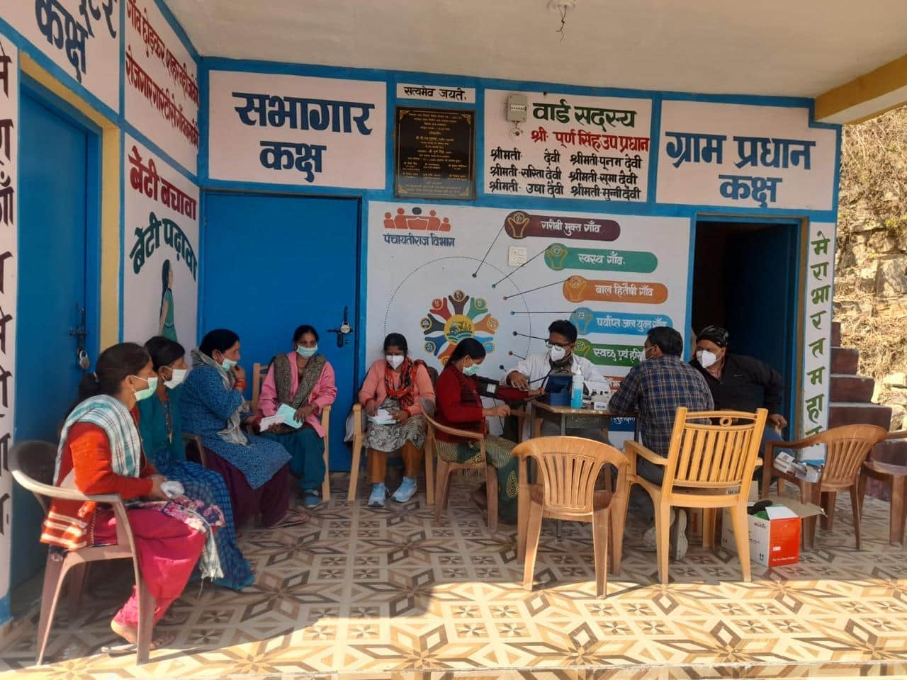 बघाला गांव में ग्रामीणों की स्वास्थ्य जांच करते स्वास्थ्य विभाग की टीम। स्रोत जागरूक पाठक।