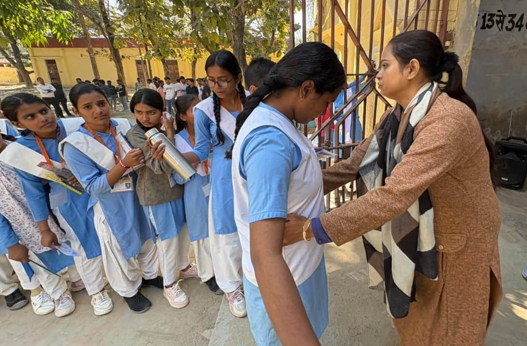 बोर्ड परीक्षार्थीयों की जांच करती शिक्षिका। संवाद