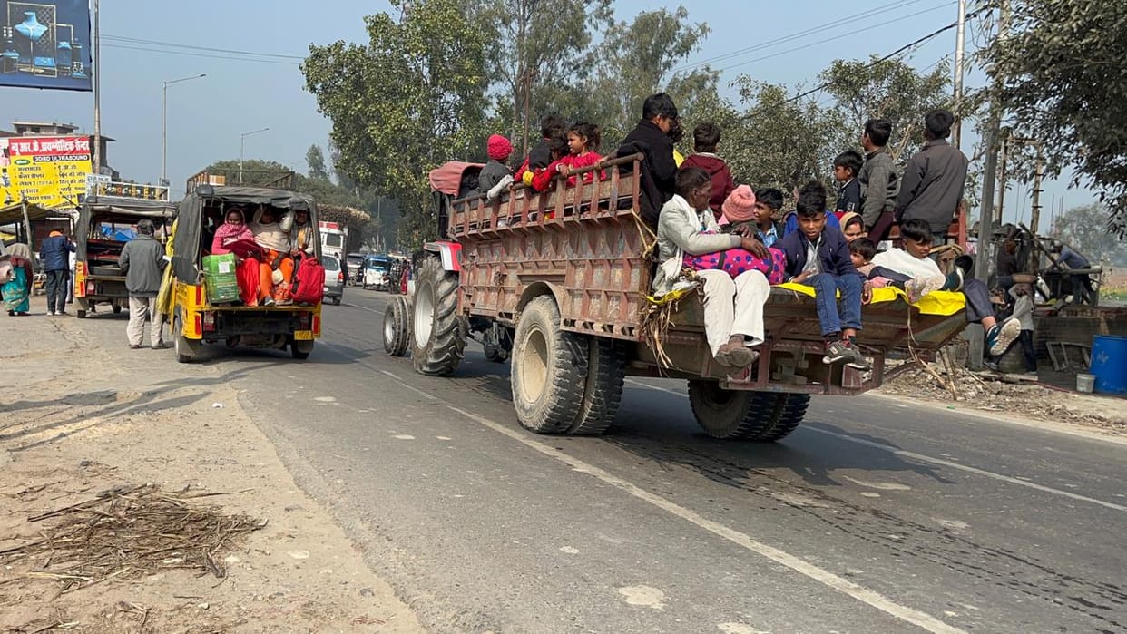 Dangerous journey in cargo vehicles... earning money through private vehicles