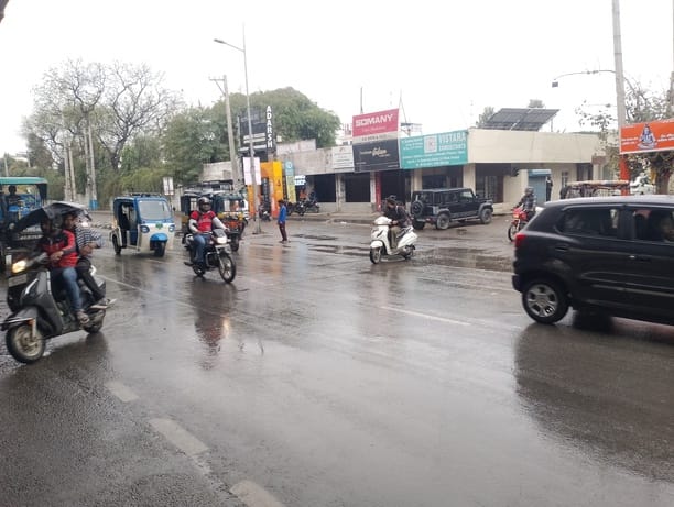 The weather took a turn again, with intermittent light to moderate rain from morning to evening.