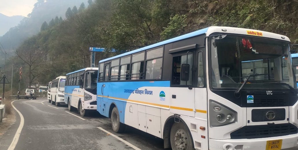 A truck carrying goods collided with a rock, blocking the Badrinath Highway for three hours