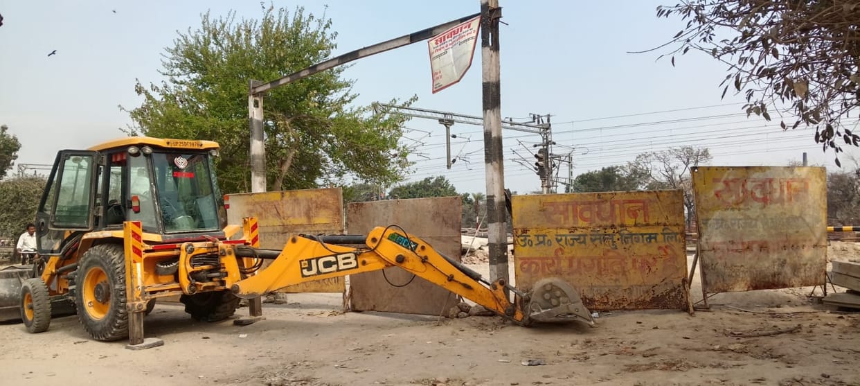 Ukhri railway crossing closed