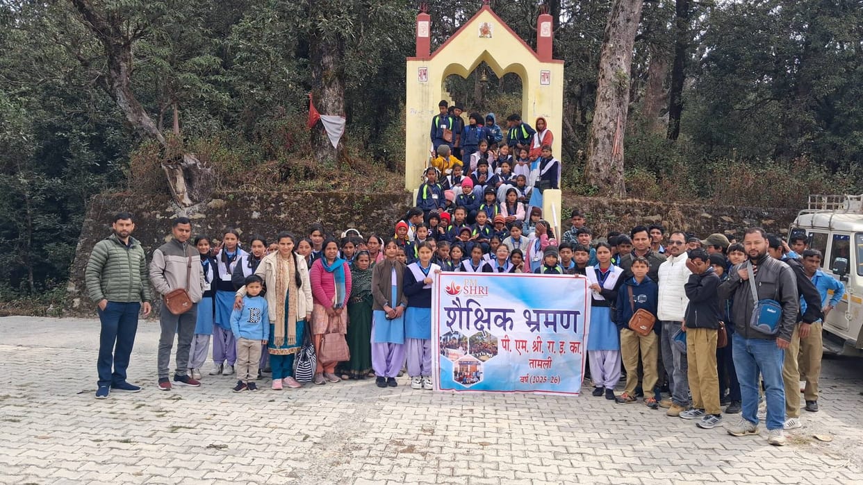 Students of PM Shri GIC Tamli went on an educational tour