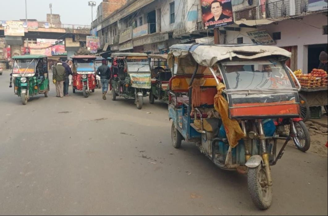 E-rickshaw drivers are arbitrary, traffic system collapses, causing traffic jams.