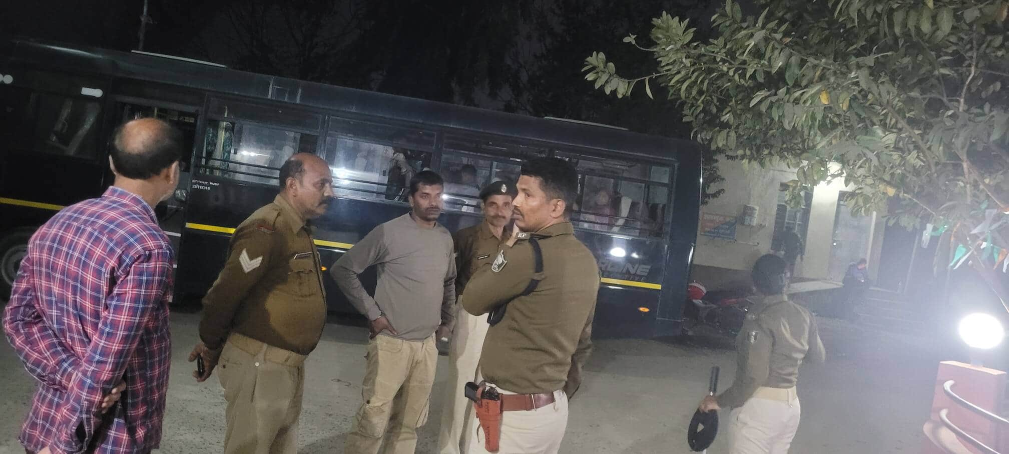 छापेमारी के बाद थाना में जांच पड़ताल करती पुलिस