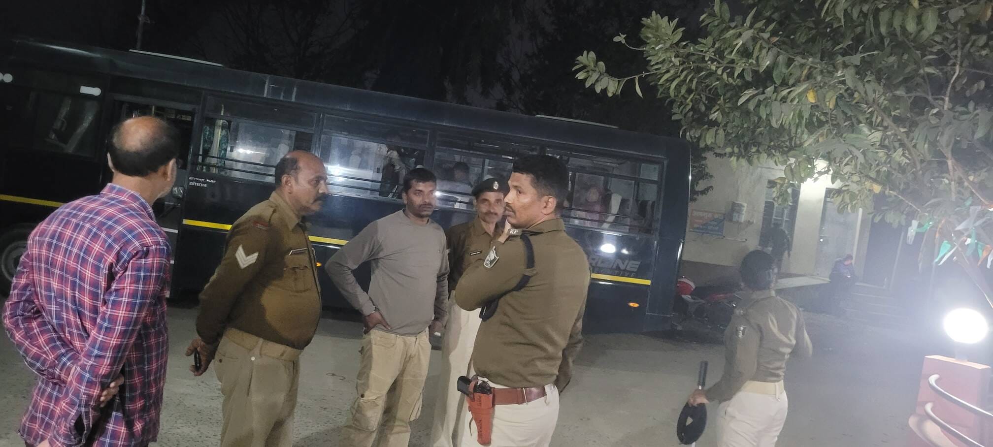 छापेमारी के बाद थाना में जांच पड़ताल करती पुलिस