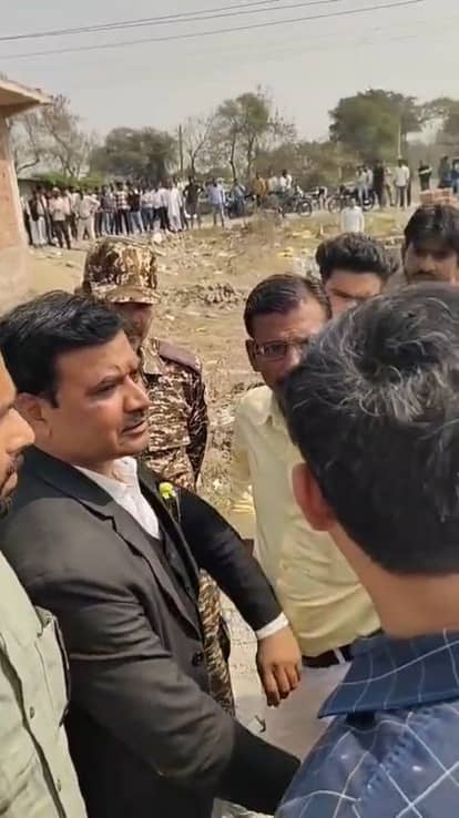 LDA team that arrived to demolish illegal construction was pelted with stones