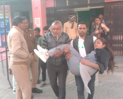 A high school student riding a scooter was hit by a dumper.