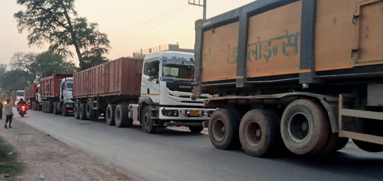 Vehicles crawled for one and a half hours on Dalmau Road, pedestrians looked troubled