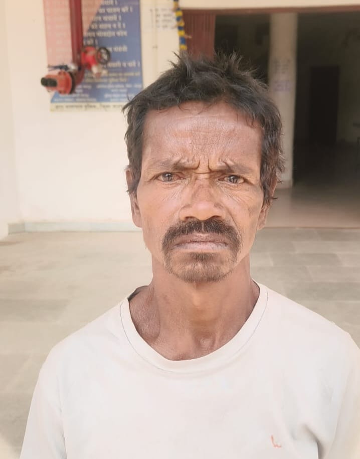 फोटो: अपनी बेटी की हत्या का आरोपी लारेंस पुलिस की गिरफ्त में