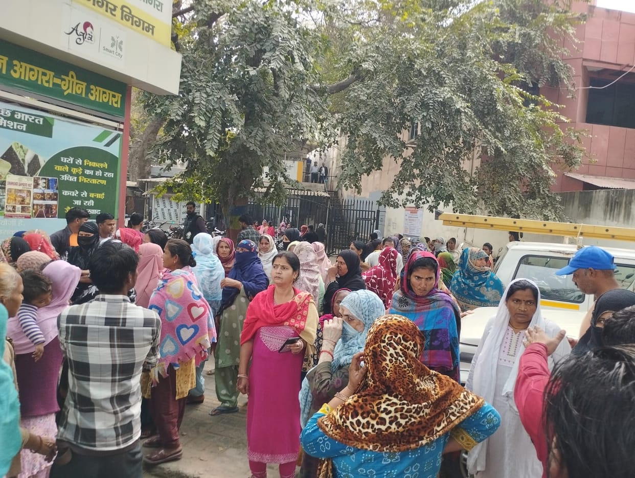 Uproar over disconnection of submersible connections before Ramzan, Torrent office surrounded