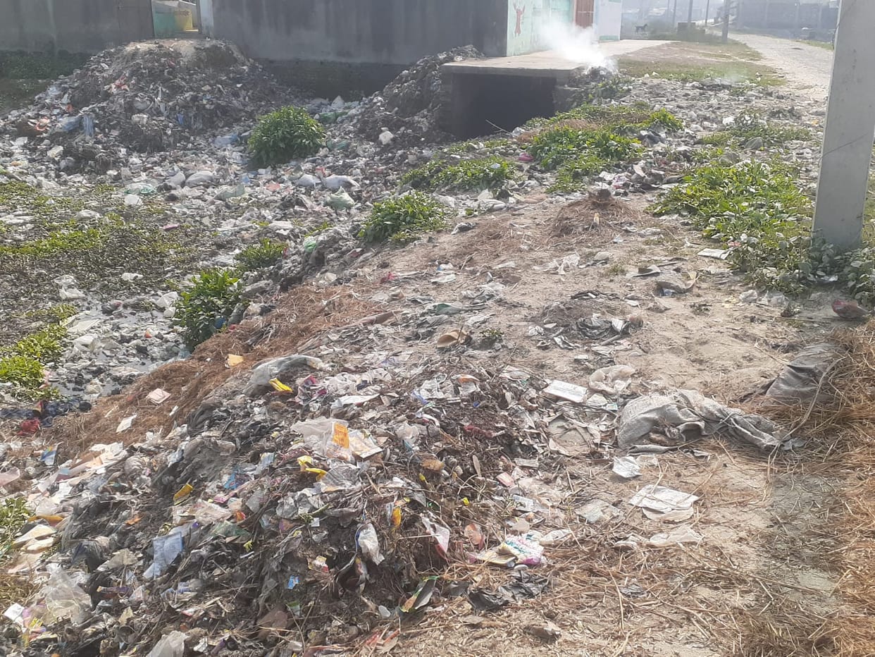 The drain that carries water to the Gomti river source is in a dilapidated condition, and despite spending crores, the uninterrupted flow is in danger.