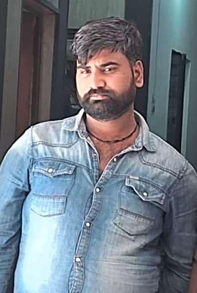 गोपीगंज कोतवाली में ठगी का आरोपी। स्रोत पुलिस