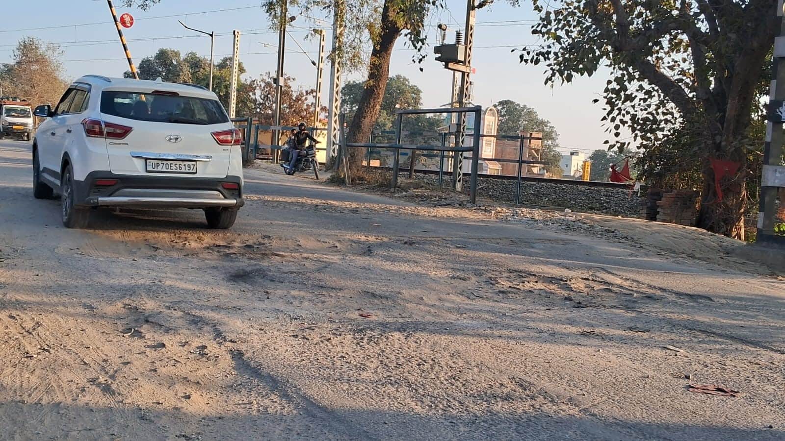 गोपीगंज से मिर्जापुर जाने वाली जर्जर मार्ग। संवाद