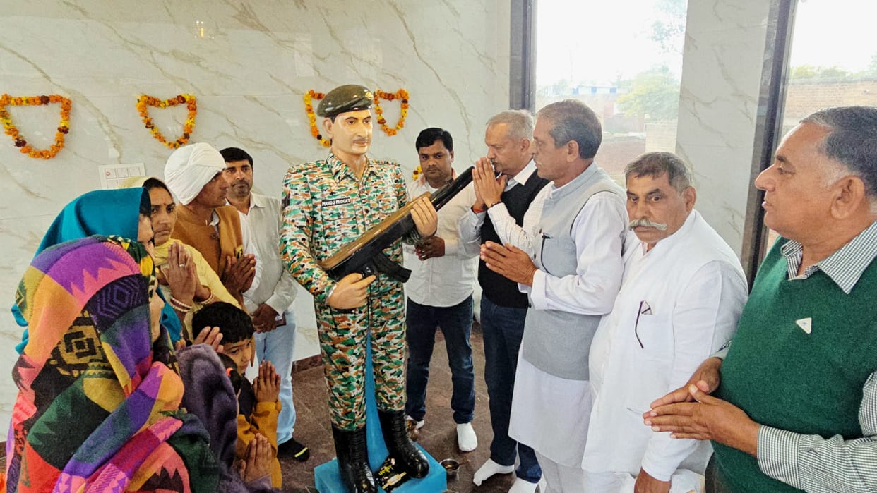 MLA unveiled the statue of martyr Havildar Manoj Phogat.