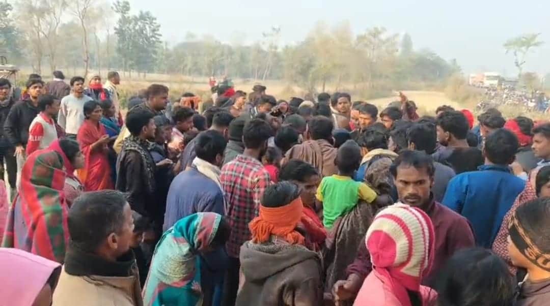 घटनास्थल पर उमड़ी भीड़