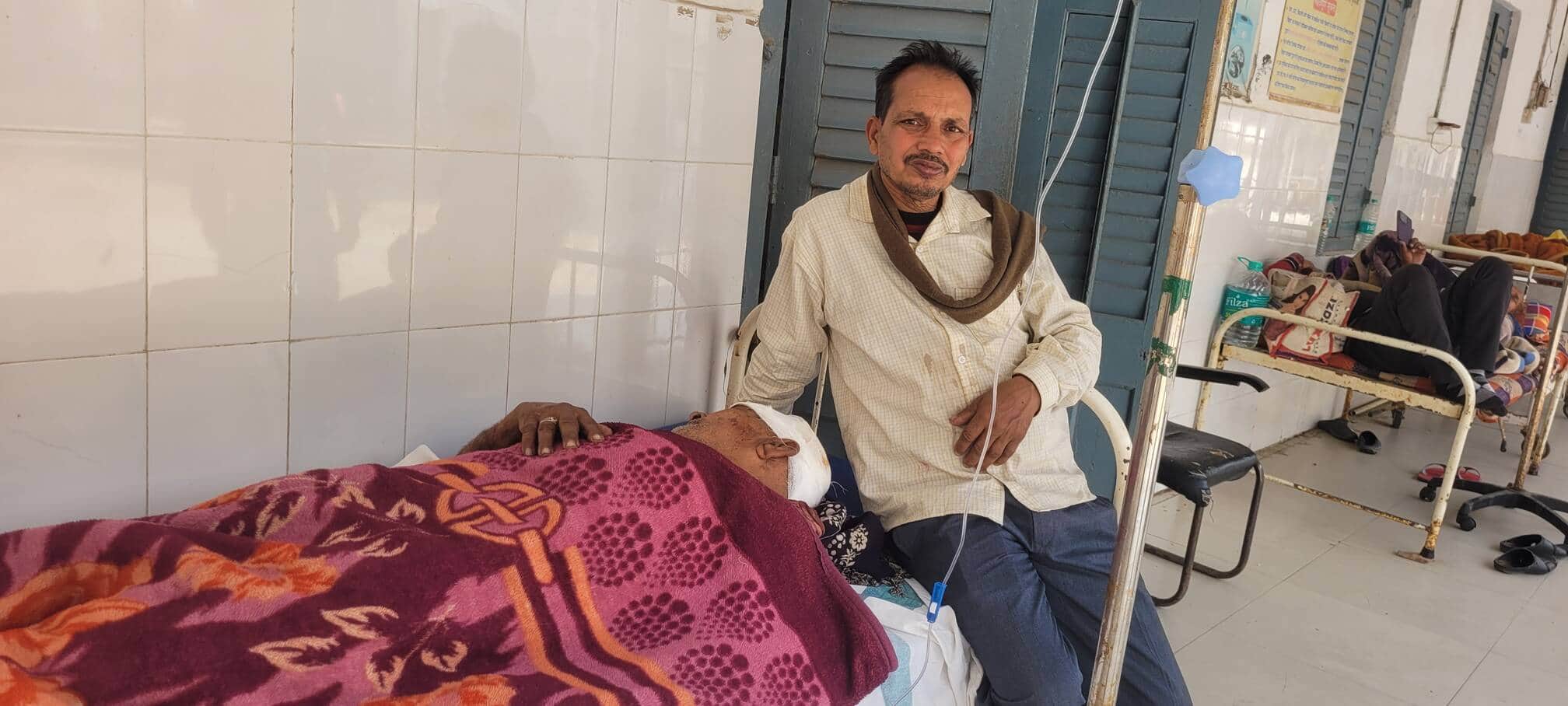 घायल पंडित का पूर्णिया जीएमसीएच में इलाज कराते परिजन
