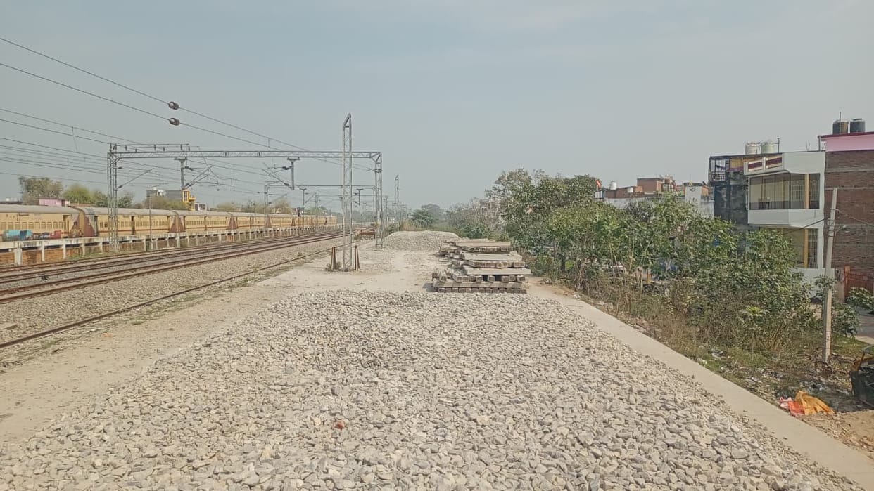 The construction of the second washing pit and track will block the roads to 60 houses.