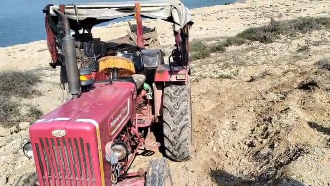 पुलिस ने छोड़े थे जब्त किए रेत से भरे ट्रैक्टर-ट्रॉली