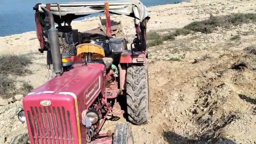 पुलिस ने छोड़े थे जब्त किए रेत से भरे ट्रैक्टर-ट्रॉली