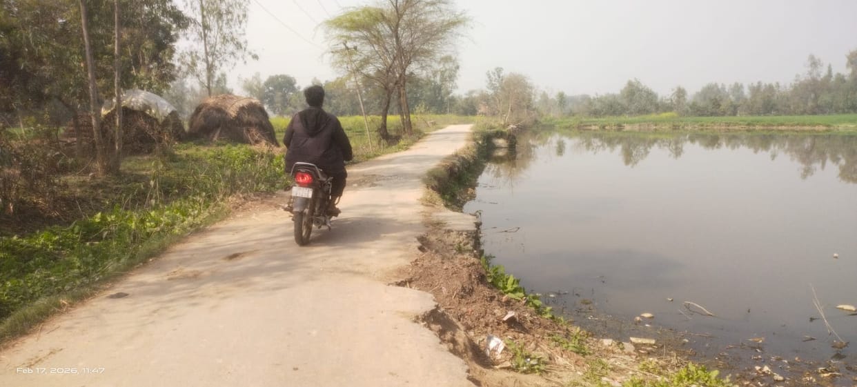 The Gauhapur-Himmatpur road is being cut off from the Makarandpur pond.