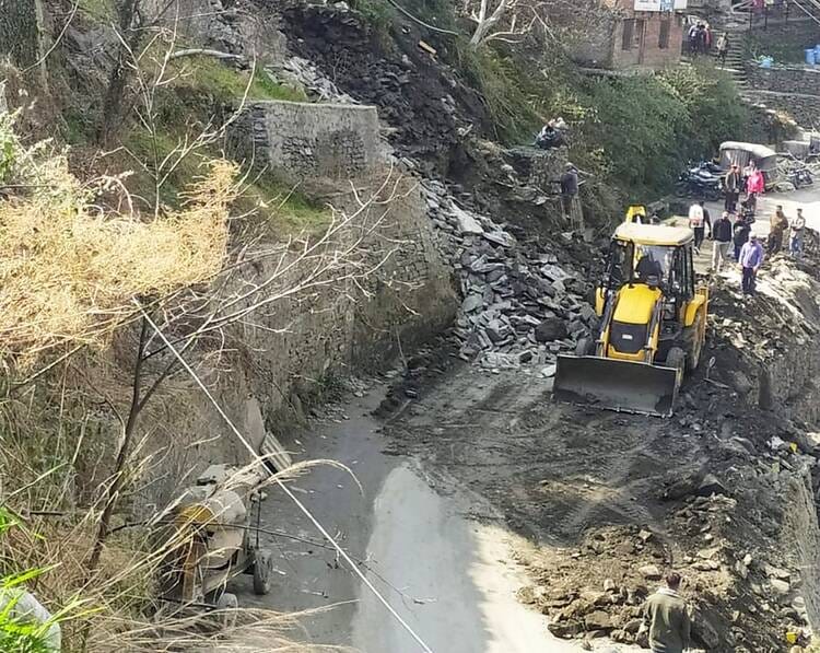 The Kullu-Lag Valley road was blocked for an hour due to debris falling.