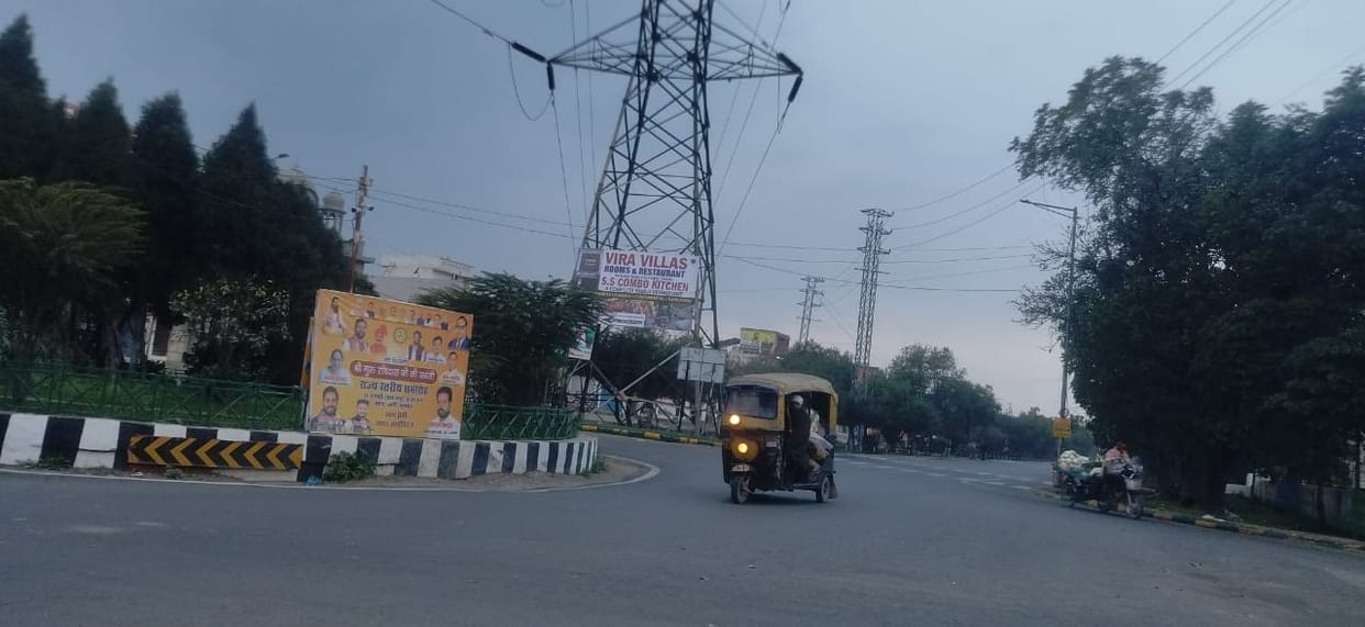 Light drizzle caused the maximum temperature to drop by three degrees in a day.