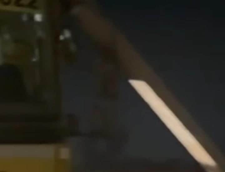 तेज रफ्तार गाड़ी ने तोड़ा बिजली खंभा