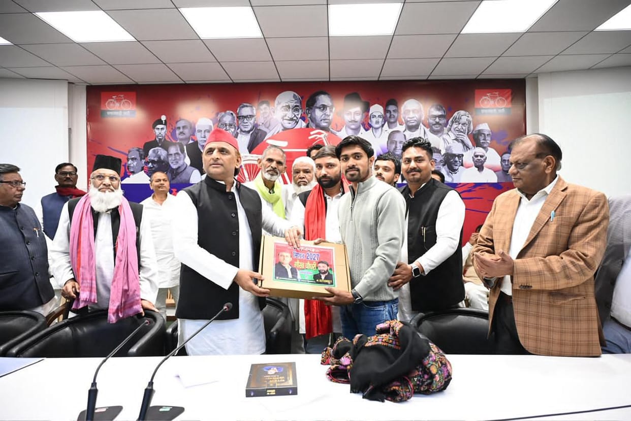 Akhilesh Yadav honored meritorious students