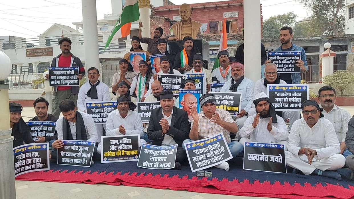 Congress workers protested against the lathicharge in Lucknow.