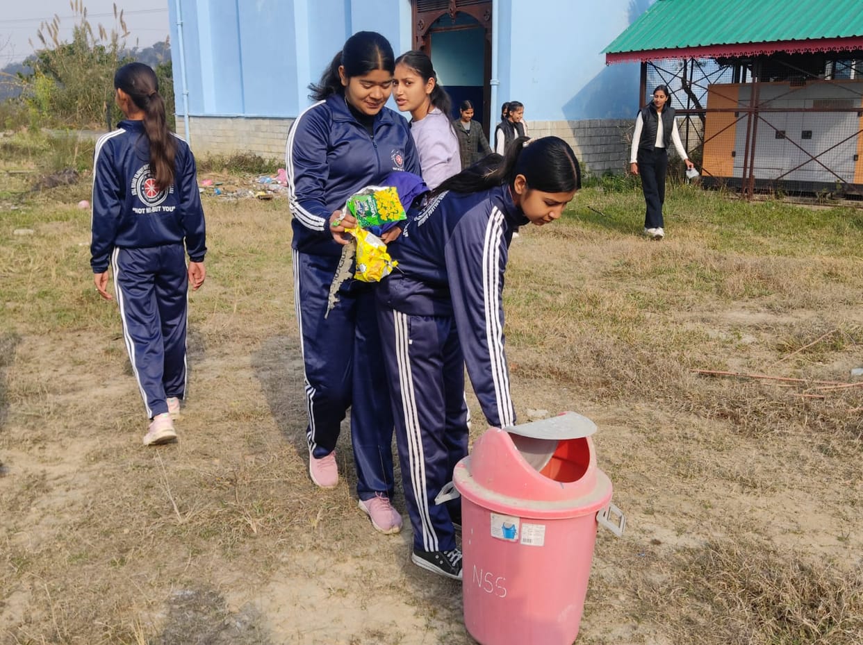 Volunteers gave the message of environmental protection