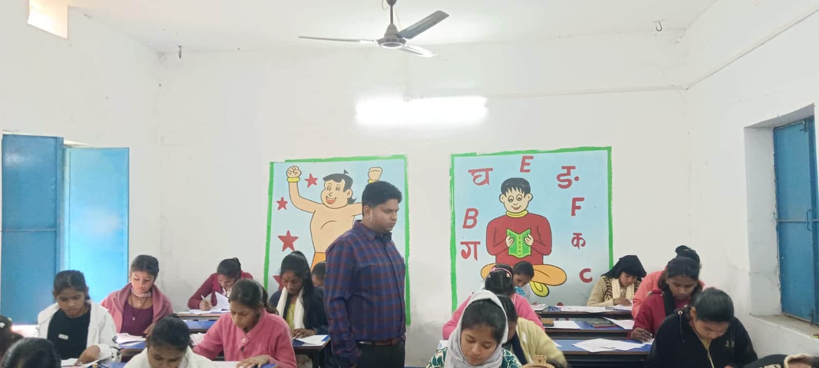 मामले की जांच पड़ताल करते SDM