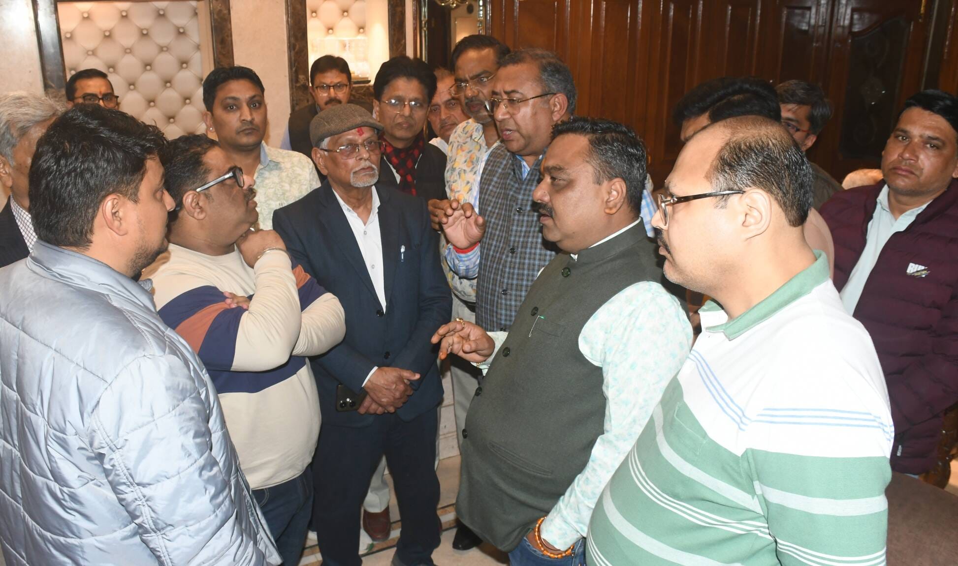 A fraudster stole jewellery worth Rs 1 crore, leading to a clash between a jeweller and a book depot operator.