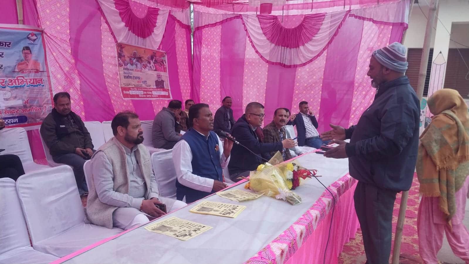 नारसन ब्लॉक में जन-जन की सरकार जन-जन के द्वार शिविर में समस्याएं सुनते दर्जाधारी मंत्री देशराज 