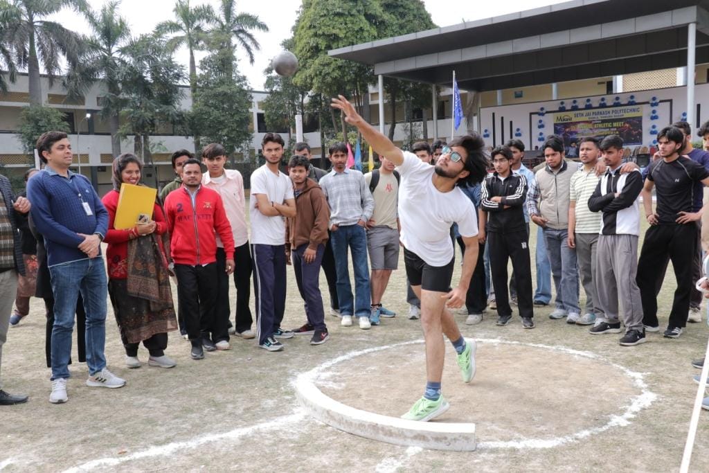 Showed strength in sports competitions, 1500 m. Vishal first in the race