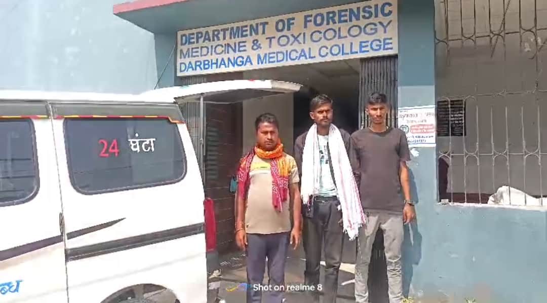 शव को उतारते लोग