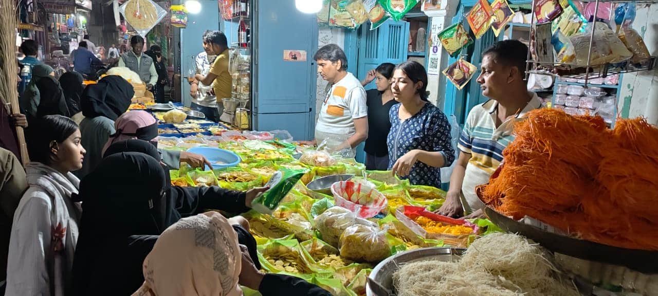 रमजान शुरू होने से खरीददारी करते लोग। संवाद