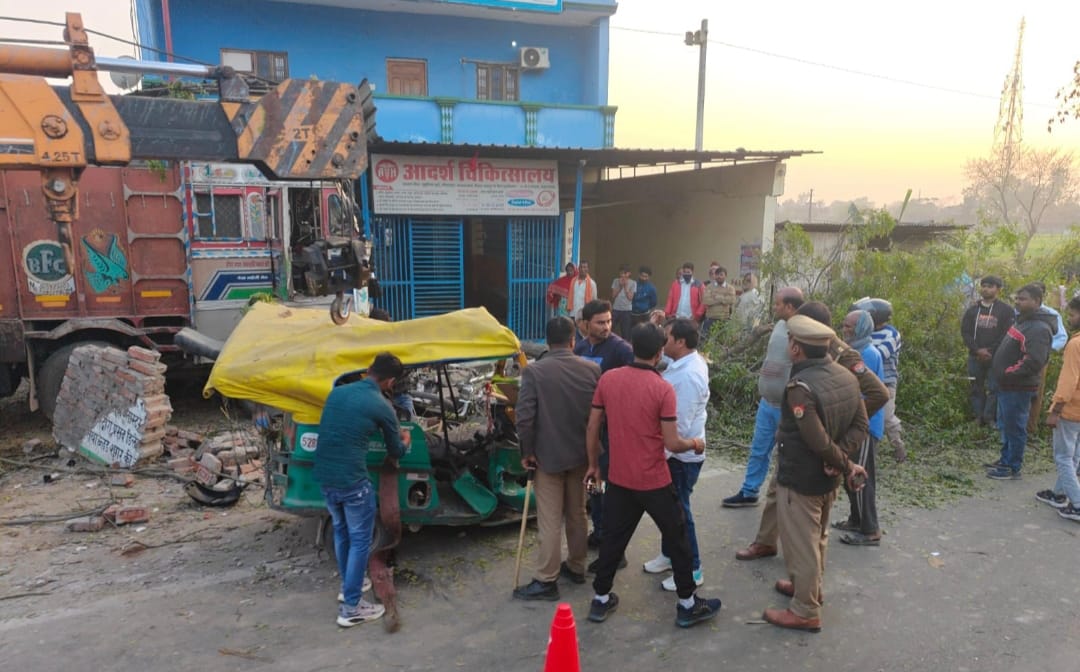 Uncontrolled truck rams into vehicles and enters hospital, two injured