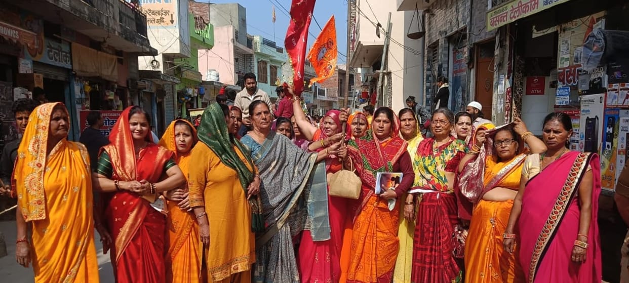 Flowers showered on the procession